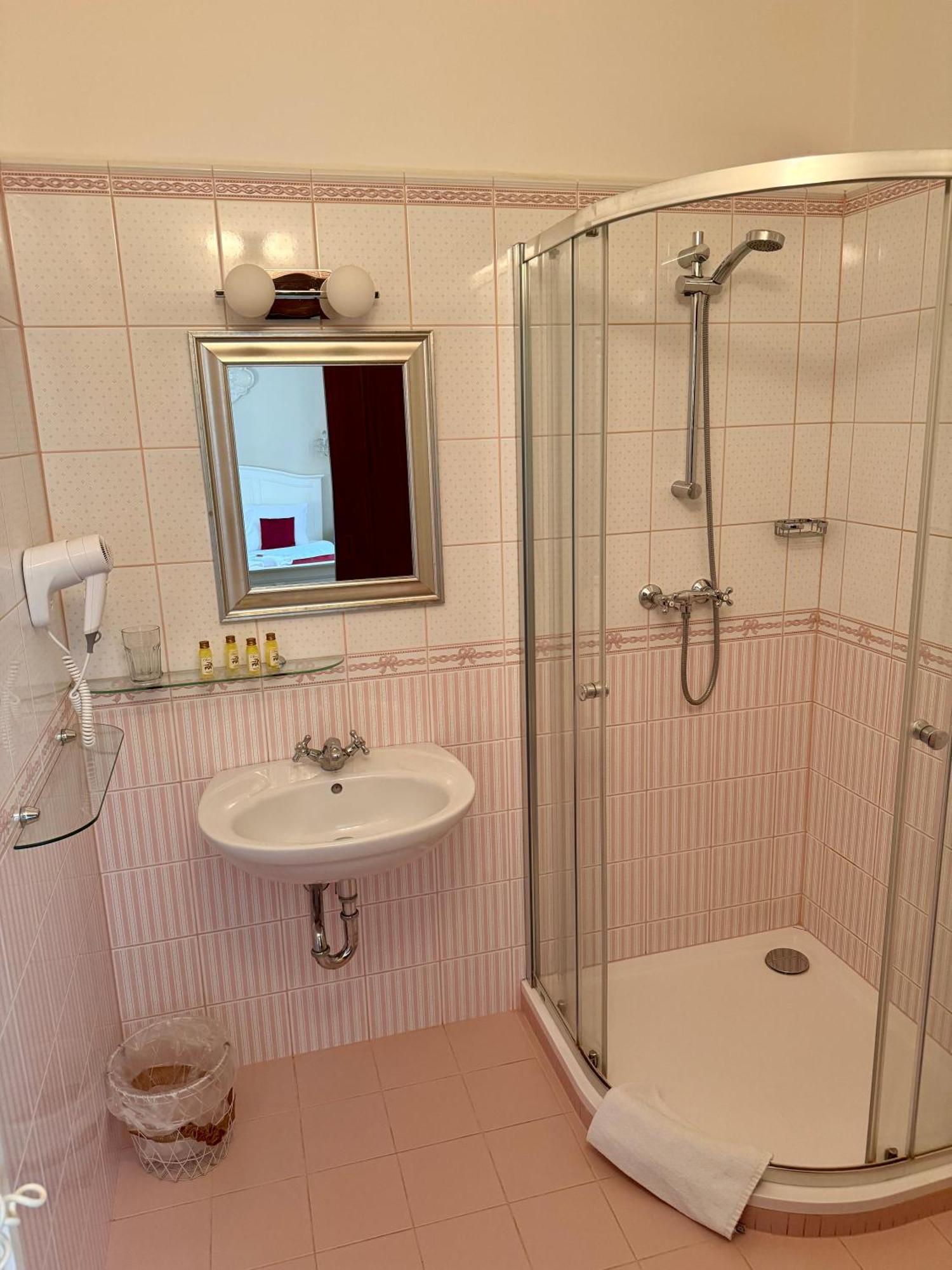 Vinna Kavarna Mikulov Zewnętrze zdjęcie